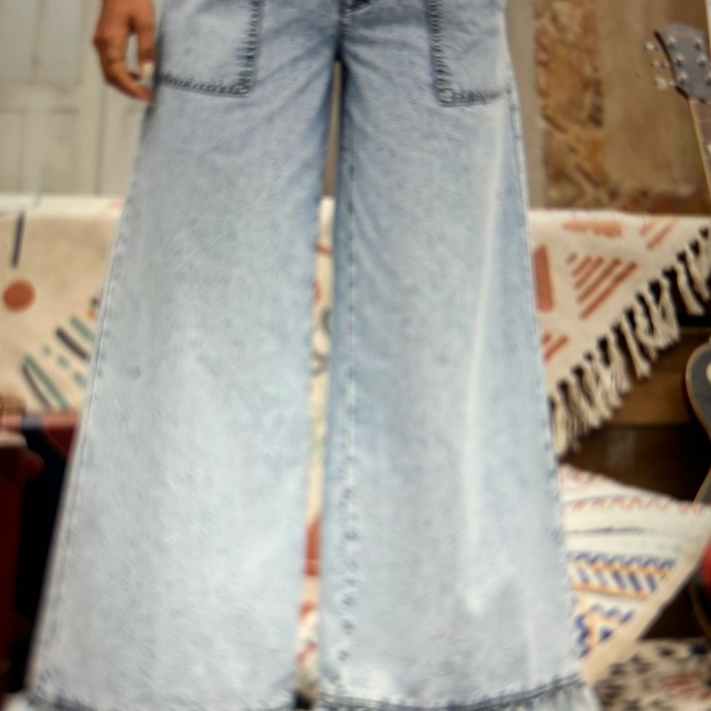 031 Wide-Leg Light Blue Jeans